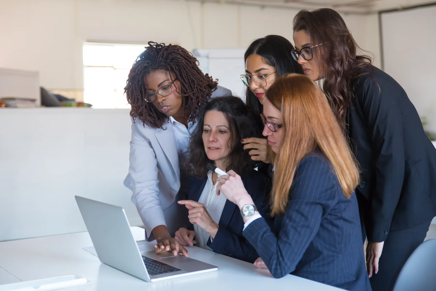 Grupo de mulheres em encontro de networking